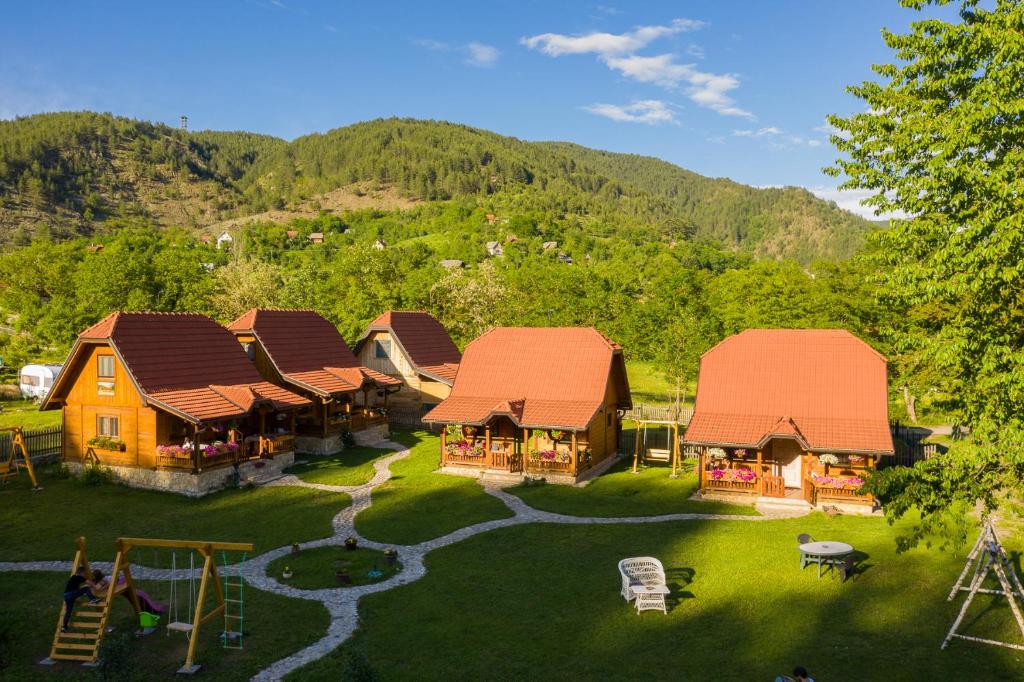 een luchtzicht op een huis met een speeltuin bij Apartments Milev in Mokra Gora