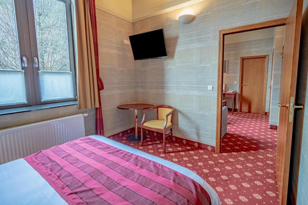 Postel nebo postele na pokoji v ubytování Hotel des Comtes Durbuy