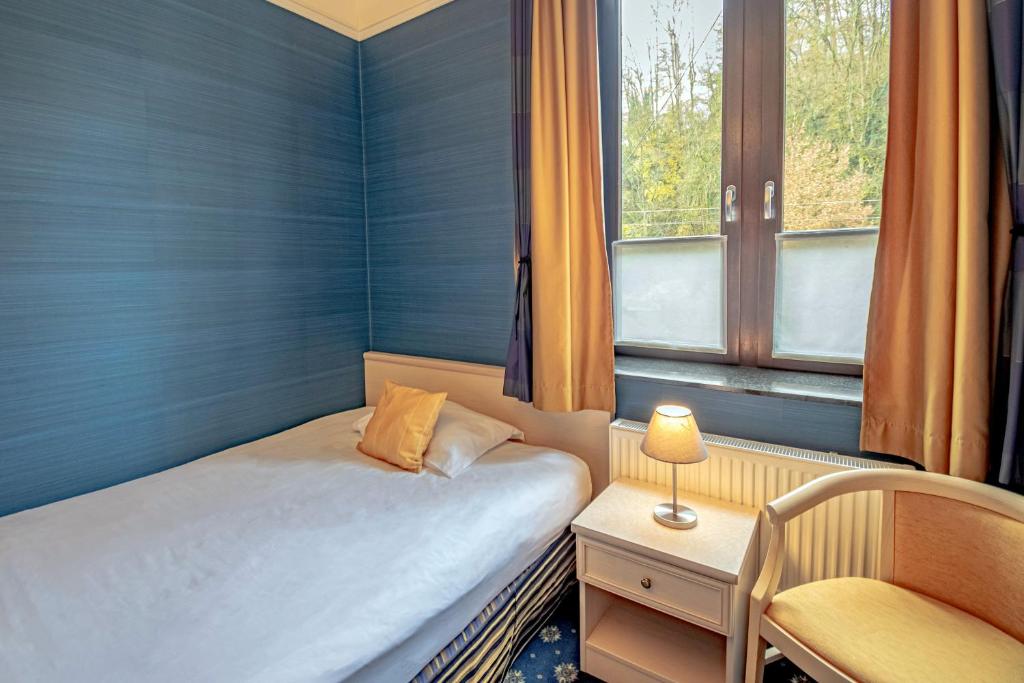 Postel nebo postele na pokoji v ubytování Hotel des Comtes Durbuy