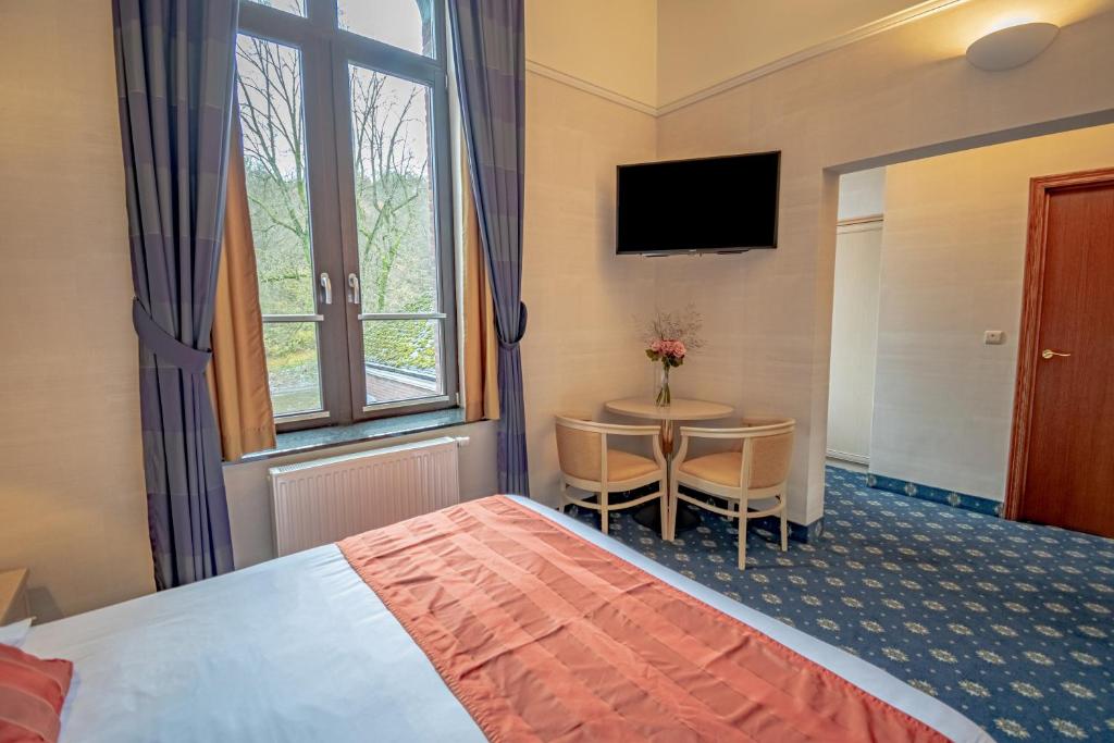 Postel nebo postele na pokoji v ubytování Hotel des Comtes Durbuy