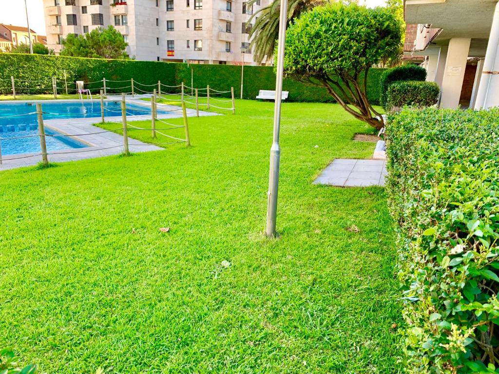 Bazén v ubytování Apartamento Valdenoja Playa Sardinero nebo v jeho okolí