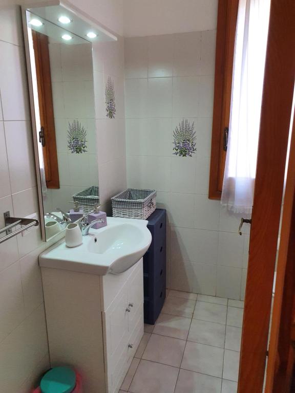 łazienka z umywalką i lustrem w obiekcie Profumo di lavanda Taormina w Taominie