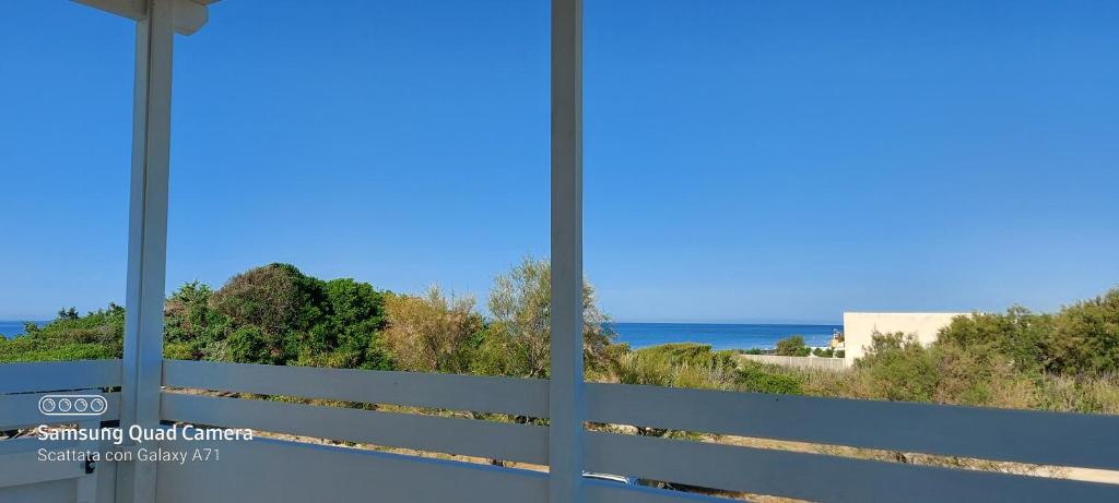 uma vista para o oceano a partir da varanda de uma casa em Santorini house em San Pietro in Bevagna
