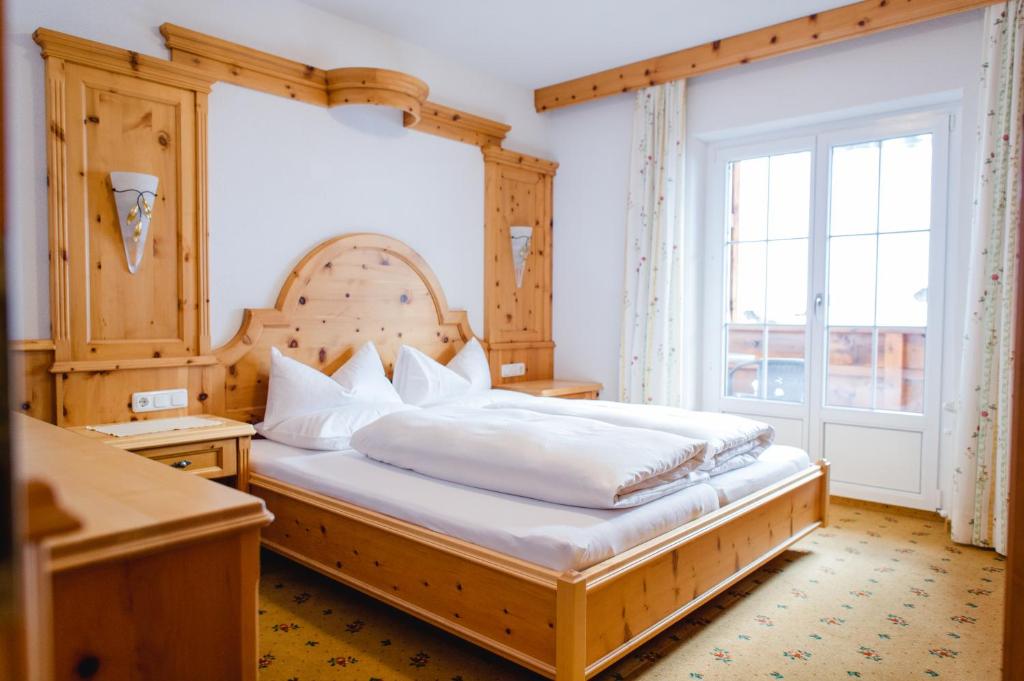 A bed or beds in a room at Sonnhof Appartements