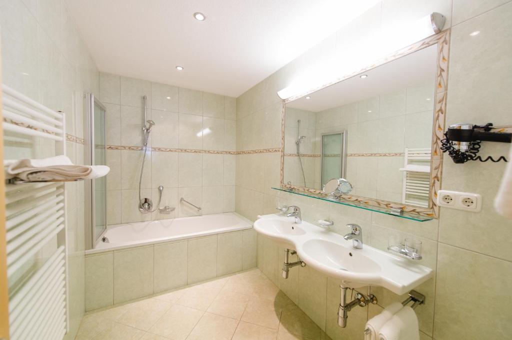 A bathroom at Sonnhof Appartements