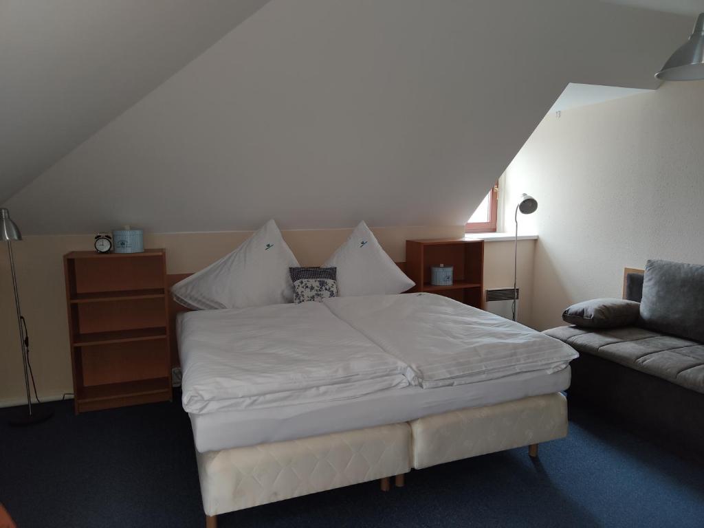 Postel nebo postele na pokoji v ubytování Hotel Modrásek