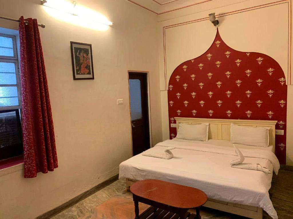 Postel nebo postele na pokoji v ubytování Vinayak Guest House