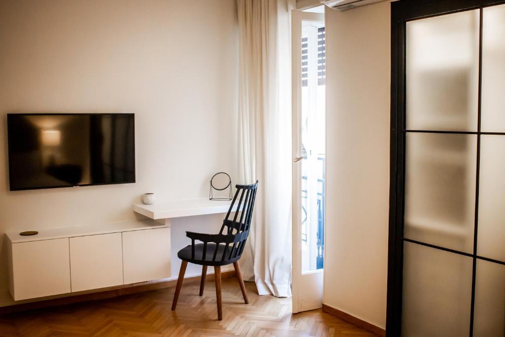 Televízia a/alebo spoločenská miestnosť v ubytovaní API Projects Athens - Cartier Apartment