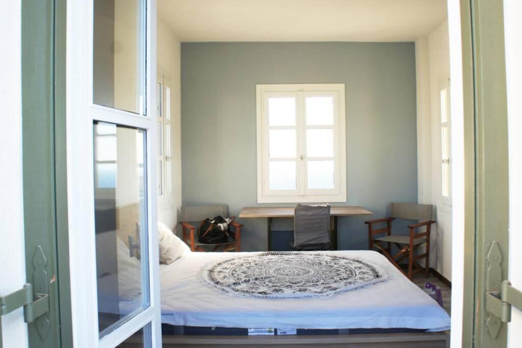 a bedroom with a bed and a table and a window at starryhouse in Fotimárion