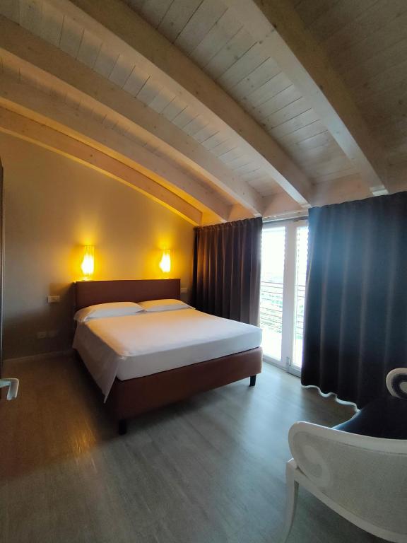 Postel nebo postele na pokoji v ubytování Nuova Opera Rooms