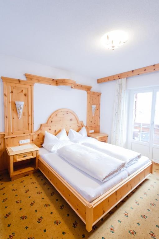 A bed or beds in a room at Sonnhof Appartements