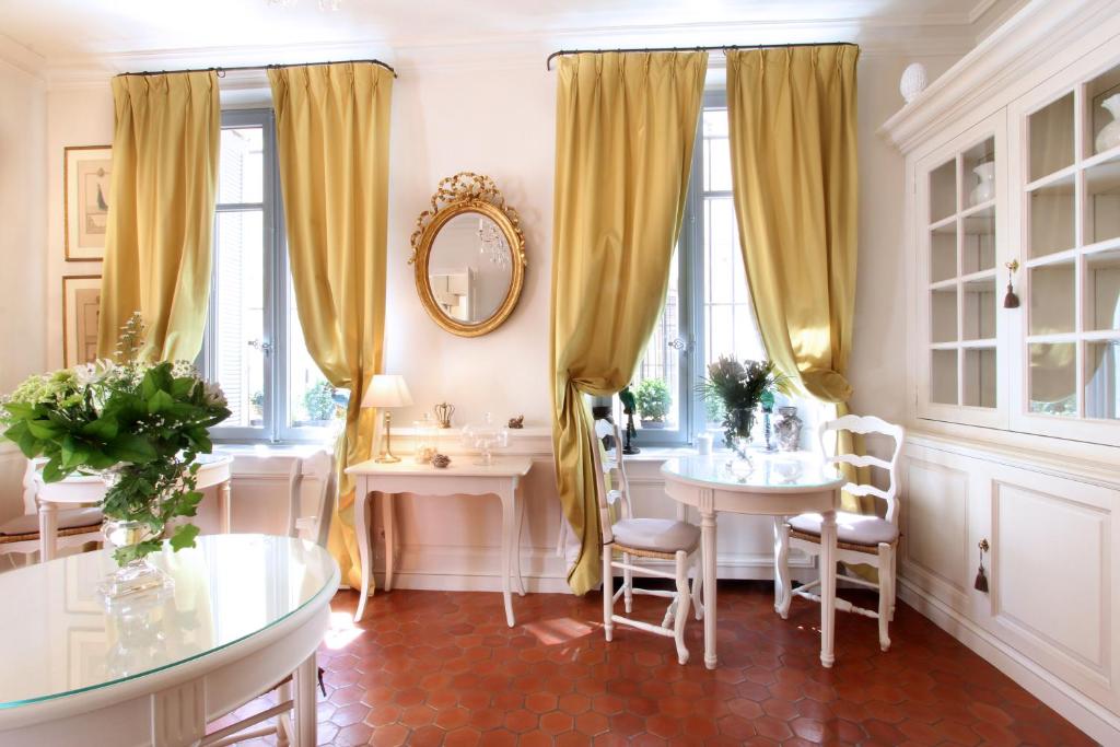 Les Quatre Dauphins - Resim 36