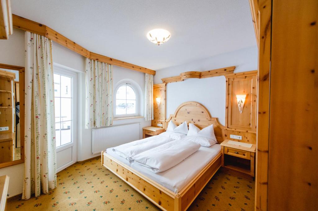 A bed or beds in a room at Sonnhof Appartements