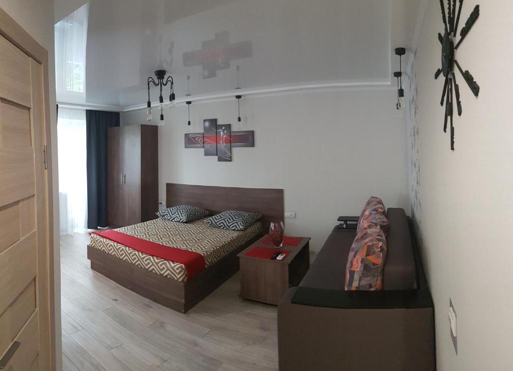 Кровать или кровати в номере LOFT studio Apartment on Teslenkа street