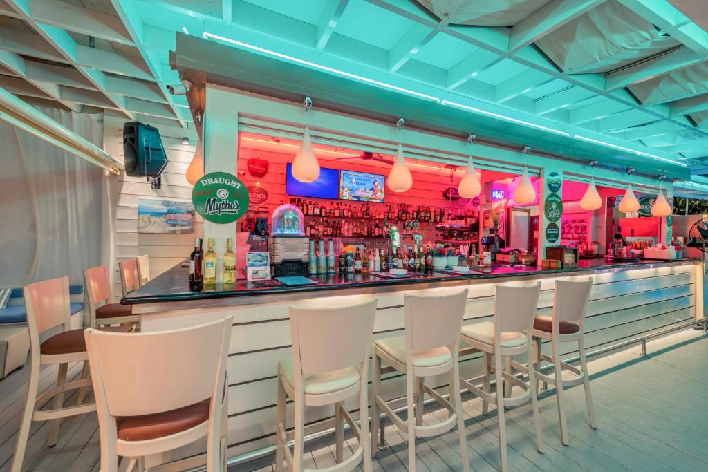 Lounge nebo bar v ubytování Phoenix Beach Hotel