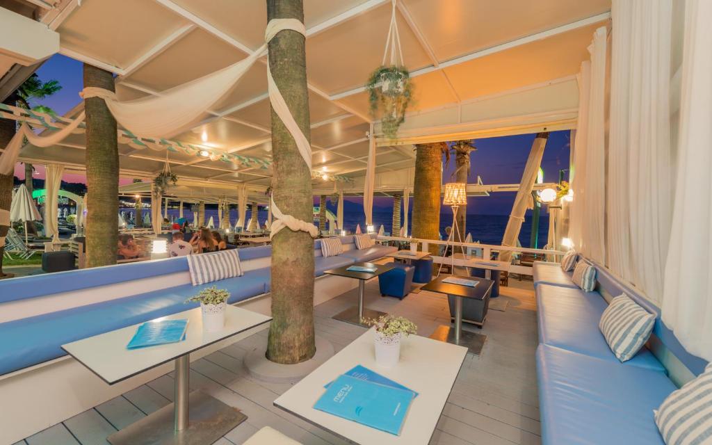 Restaurace v ubytování Phoenix Beach Hotel