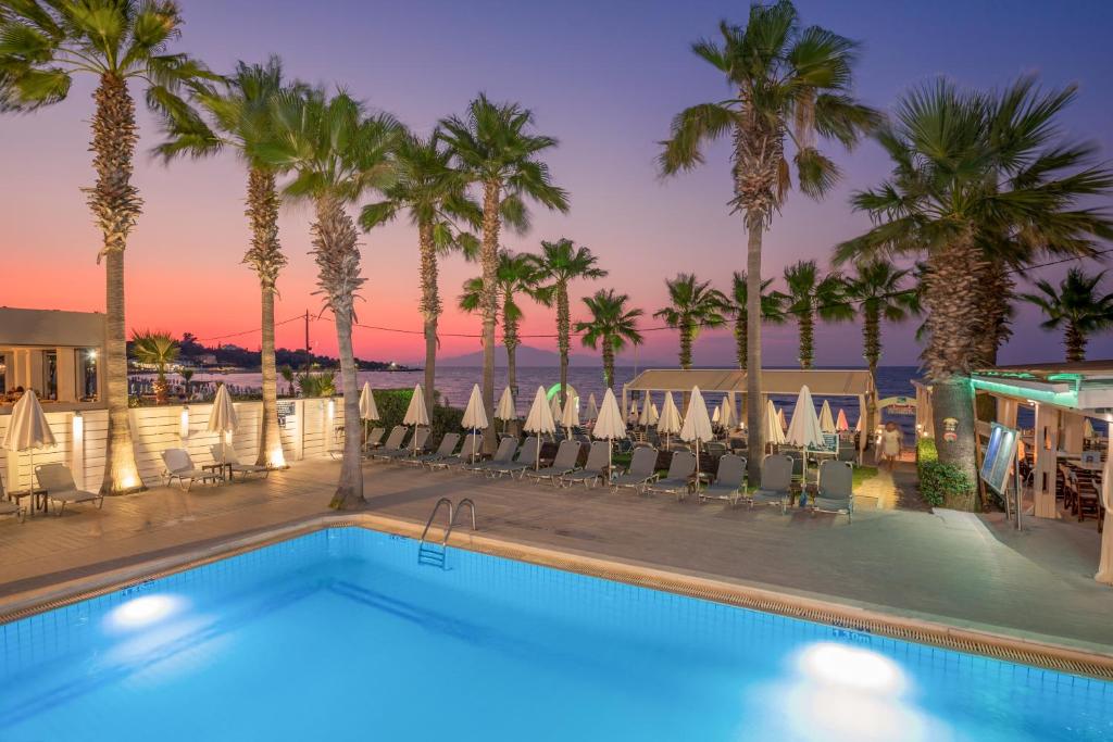 Bazén v ubytování Phoenix Beach Hotel nebo v jeho okolí