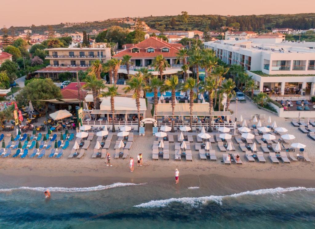 - une vue aérienne sur une plage dotée de chaises et de parasols dans l'établissement Phoenix Beach Hotel, à Planos