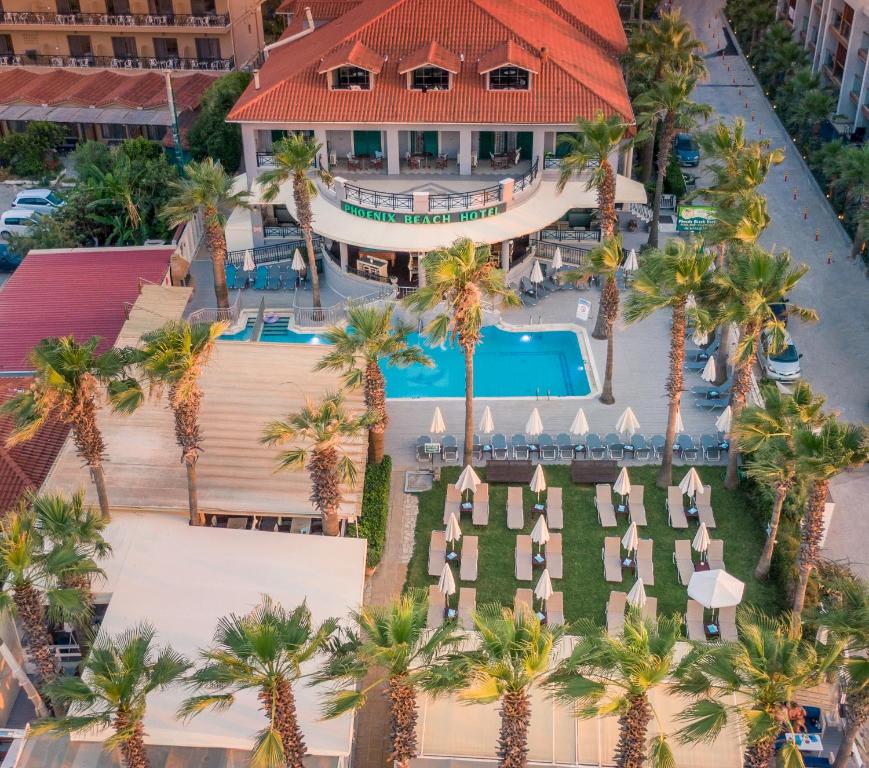 Bazén v ubytování Phoenix Beach Hotel nebo v jeho okolí