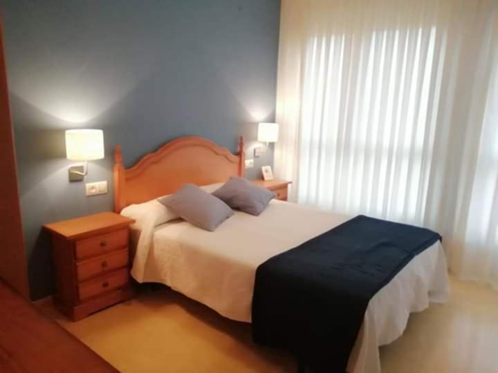 sypialnia z łóżkiem z 2 poduszkami i stołem w obiekcie Pensión San Vicente w mieście San Vicente de la Sonsierra