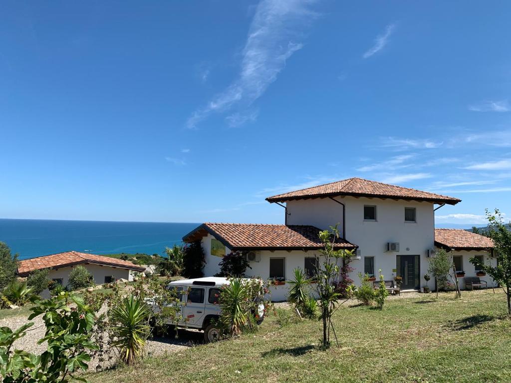 una furgoneta estacionada frente a una casa en B&B Villa Sveva, en Rocca Imperiale