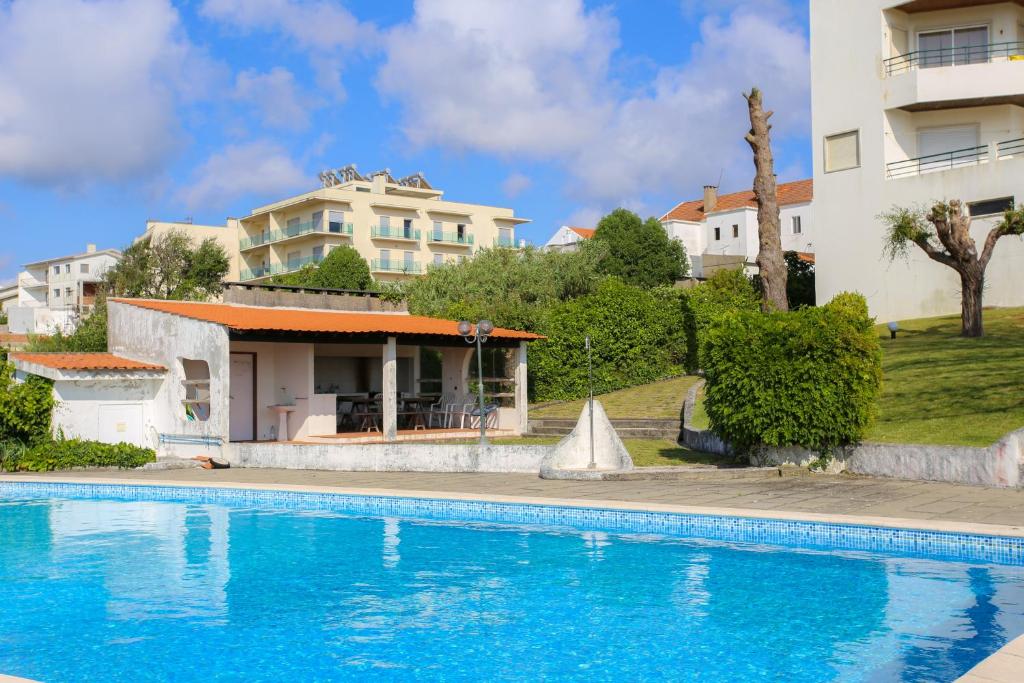 uma piscina em frente a uma casa em Buarcos Pool Apartment em Buarcos