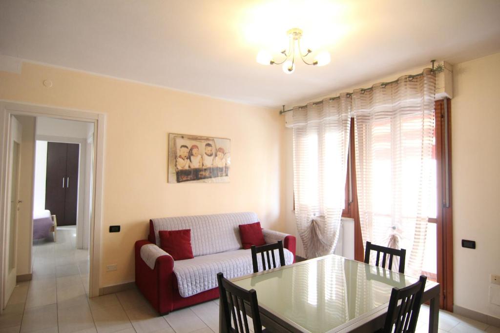 un soggiorno con tavolo e divano di Appartamenti Morfeo a Pisa