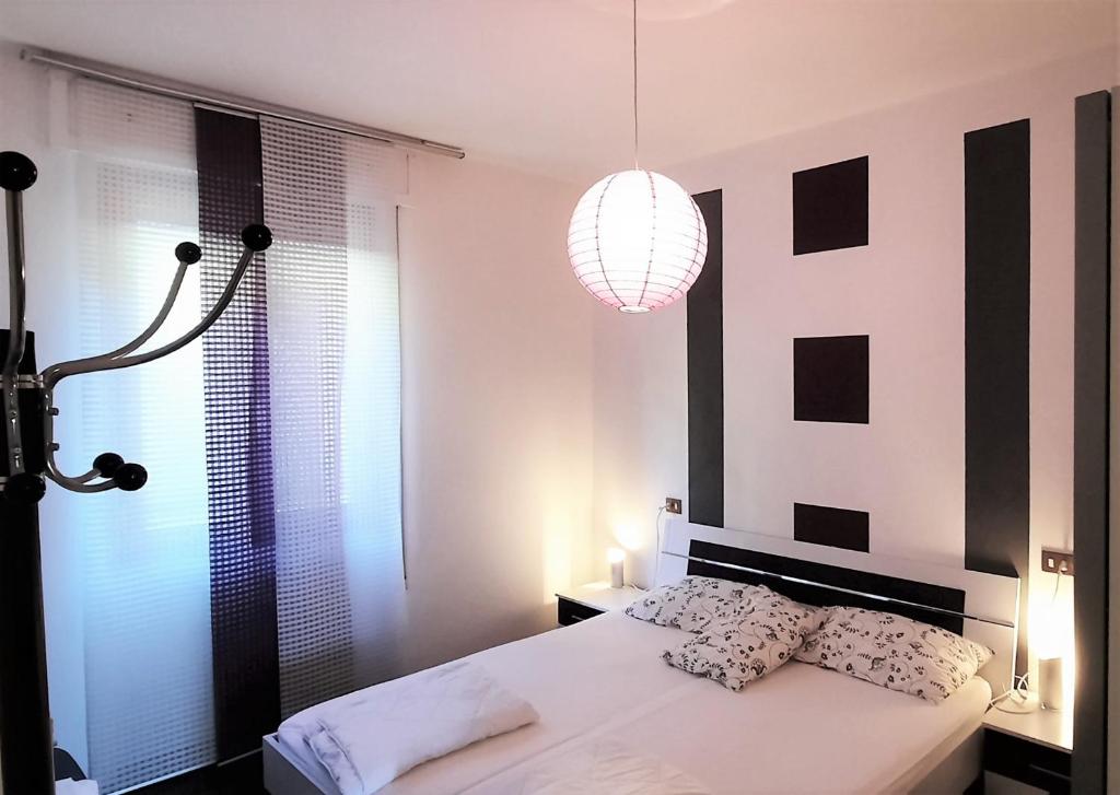 Postel nebo postele na pokoji v ubytování Appartamento Tobias 201 La Portella by Gardadomusmea