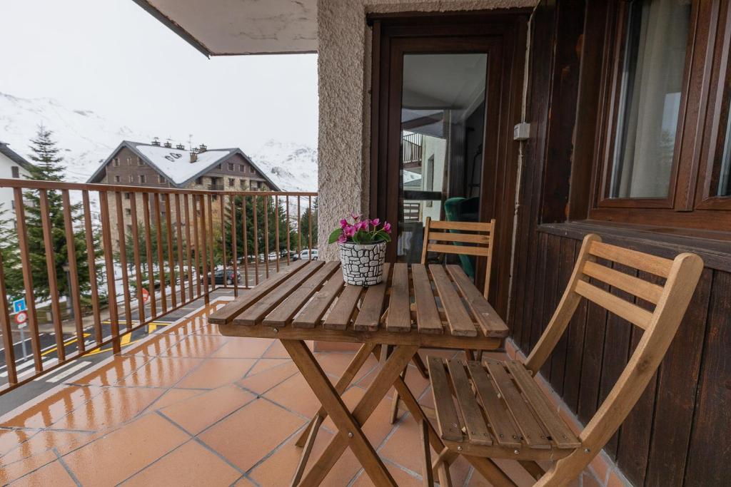 A balcony or terrace at Anayet - Plaza del Reloj en FORMIGAL - by PIRINEOS 360