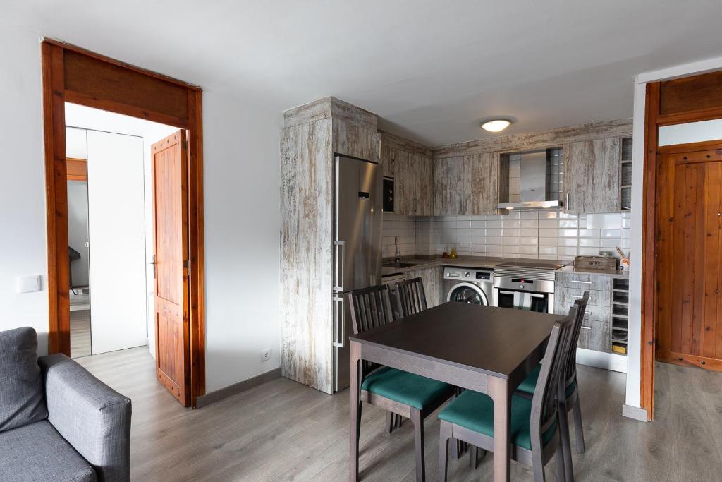 A kitchen or kitchenette at Anayet - Plaza del Reloj en FORMIGAL - by PIRINEOS 360