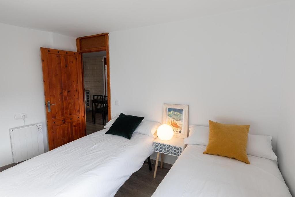 A bed or beds in a room at Anayet - Plaza del Reloj en FORMIGAL - by PIRINEOS 360