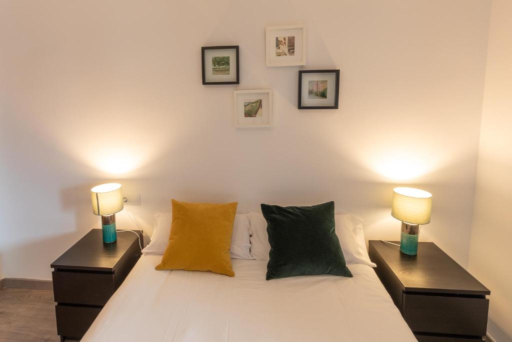 A bed or beds in a room at Anayet - Plaza del Reloj en FORMIGAL - by PIRINEOS 360