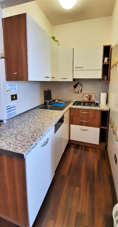 Kuchyň nebo kuchyňský kout v ubytování Appartamento Tobias 201 La Portella by Gardadomusmea