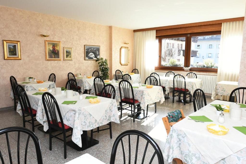 Restaurace v ubytování Hotel Silene Parking and Garage