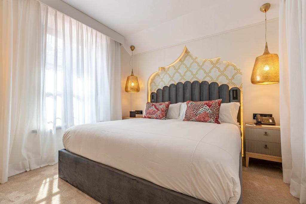 Postel nebo postele na pokoji v ubytování Hotel Claude Marbella