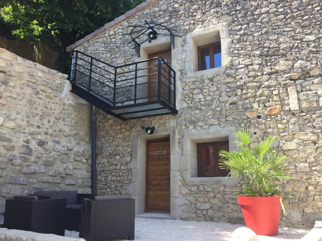 - un bâtiment en pierre avec un balcon et une porte dans l'établissement Loft Stories, à Baix