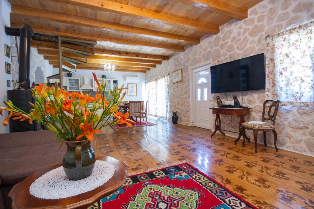 a living room with a vase of flowers on a table at EASY HOLIDAY in Skradin
