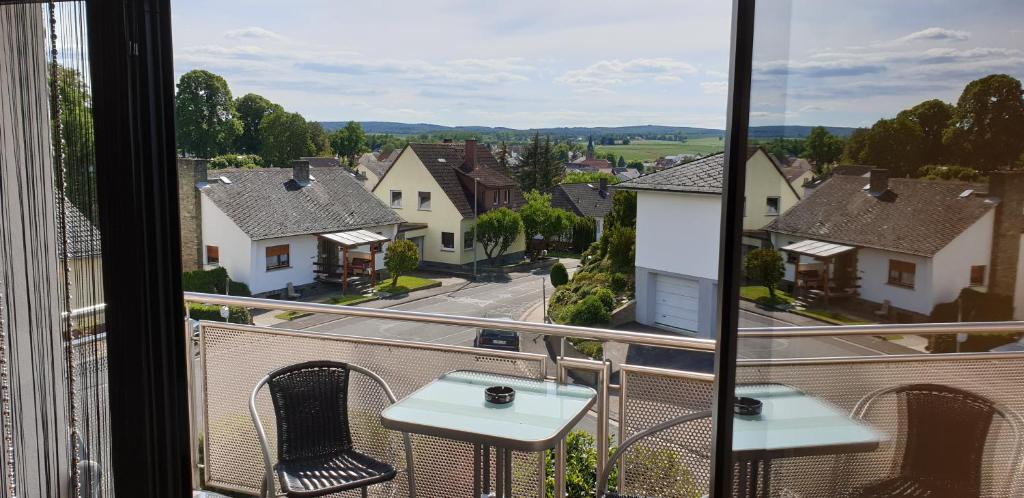 einen Balkon mit Blick auf ein Wohngebiet in der Unterkunft Ferienwohnung Hemmerl in Bad Camberg