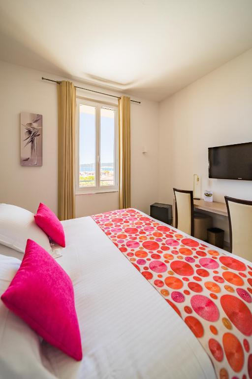 Postel nebo postele na pokoji v ubytování Hôtel Le Rabelais