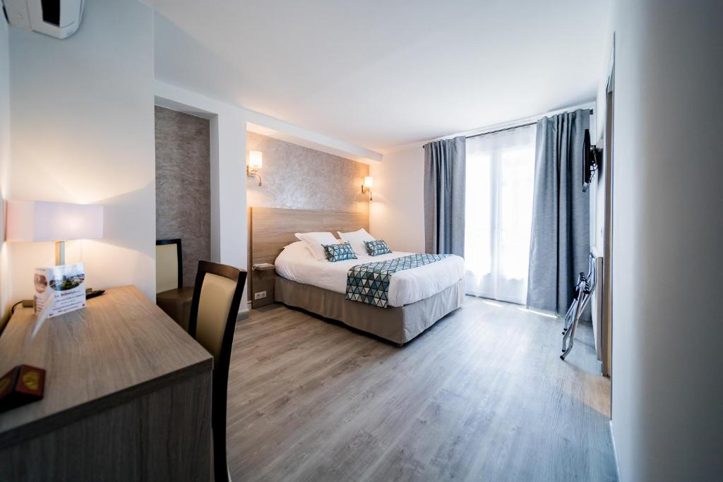 Postel nebo postele na pokoji v ubytování Hôtel Le Rabelais