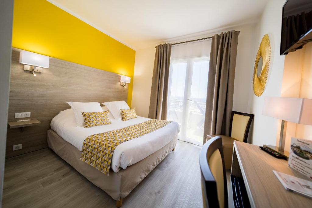 Postel nebo postele na pokoji v ubytování Hôtel Le Rabelais