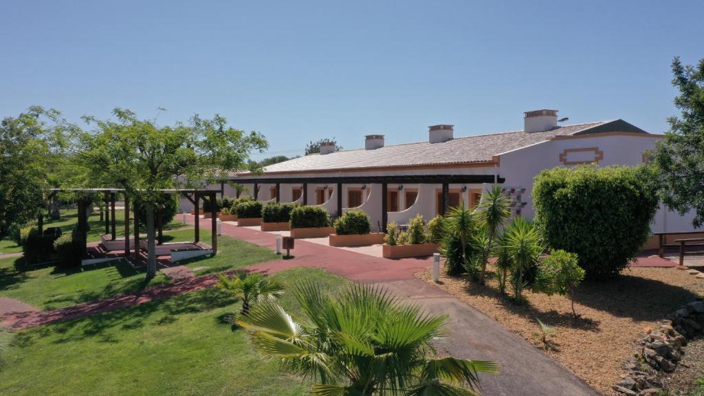 Um jardim em Quinta dos Poetas Nature Hotel & Apartments