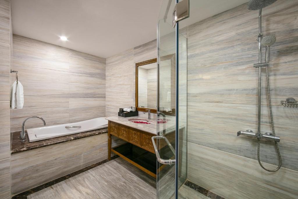 Koupelna v ubytování Hanoi Dalvostro Valentino Hotel & Spa