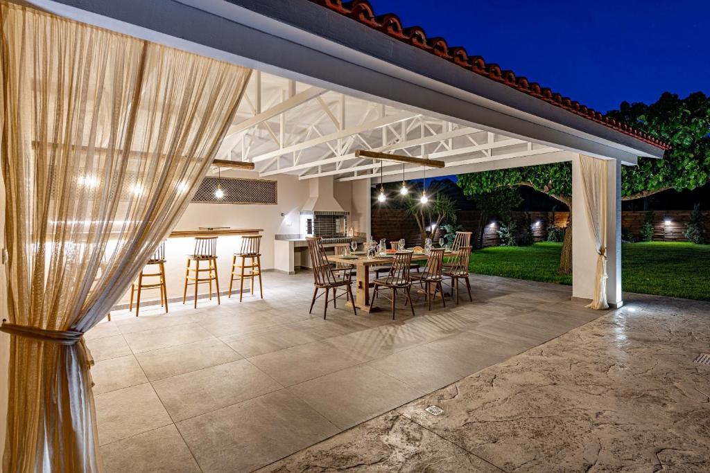 Patio alebo iná vonkajšia časť ubytovania Aigli Villa