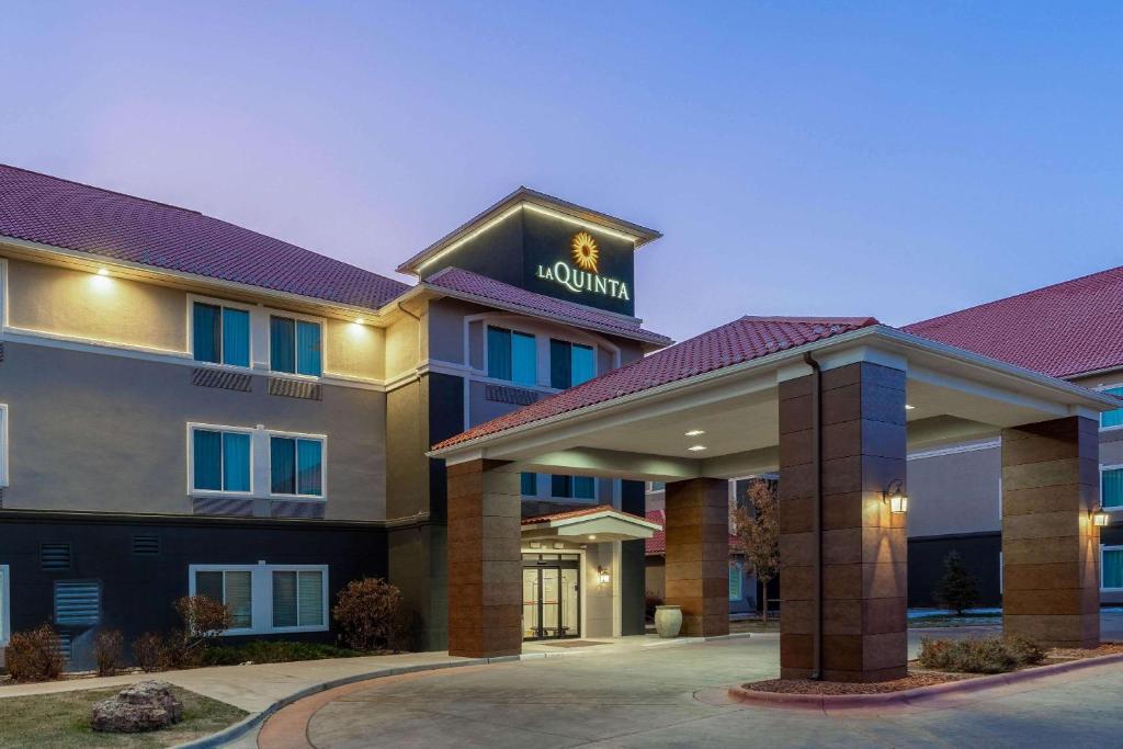- un bâtiment d'hôtel avec un panneau de lion dans l'établissement La Quinta by Wyndham Rifle, à Rifle