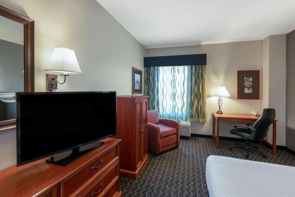 La Quinta by Wyndham Rifle - King Room - Mobility Access/Non-Smoking