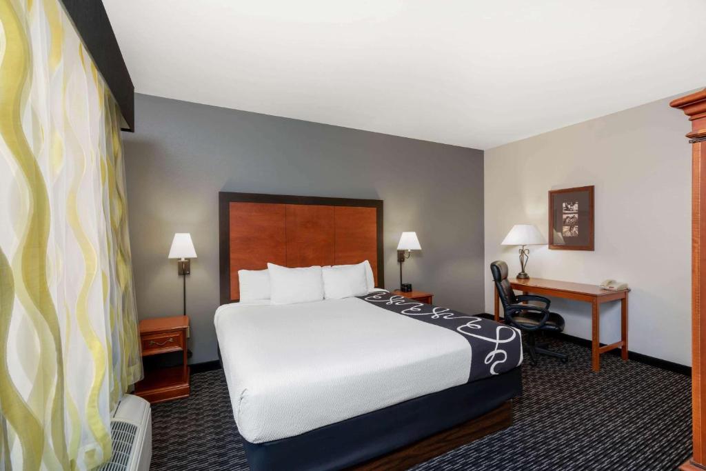 La Quinta by Wyndham Rifle - Quarto Deluxe Com Cama King-size