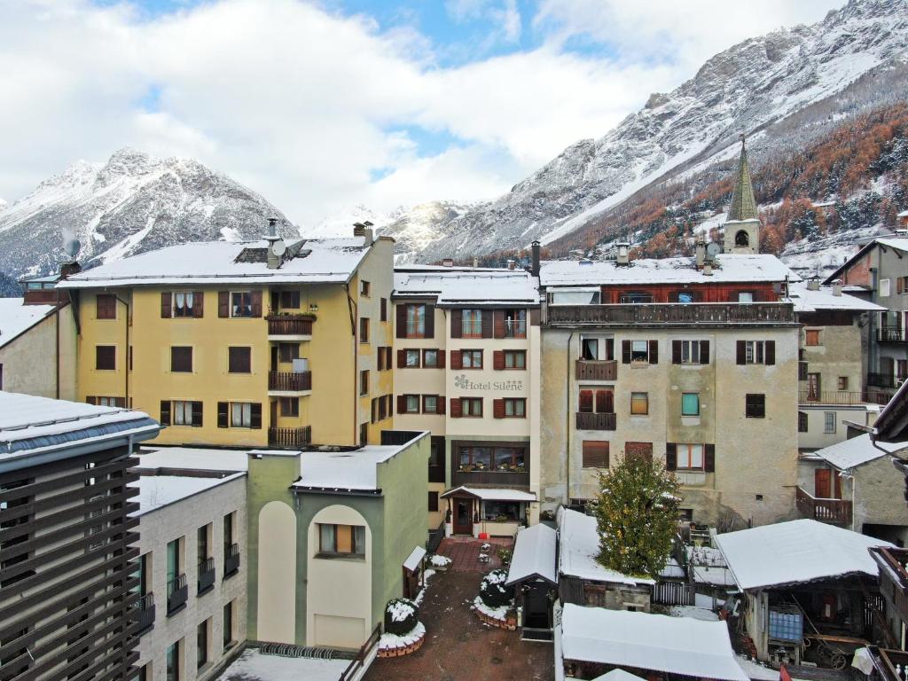 Nespecifikovaný výhled na hory nebo výhled na hory při pohledu z hotelu