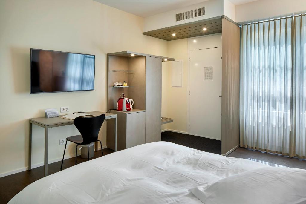 Llit o llits en una habitació de Hotel du Commerce