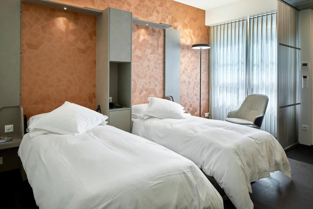 Llit o llits en una habitació de Hotel du Commerce